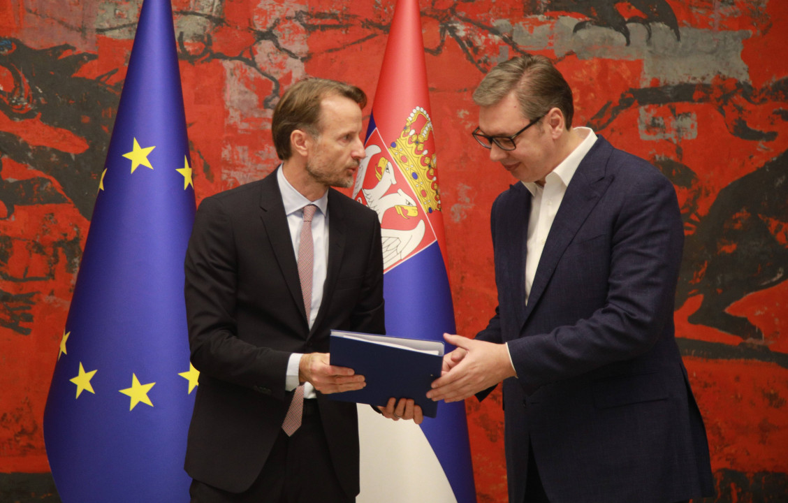 Beograd, 6.11.2025. - Sef Delegacije EU u Srbiji Andreas fon Bekerat urucio je predsedniku Srbije Aleksandru Vucicu Godisnji izvestaj Evropske komisije o Srbiji, danas u Palati Srbija. (BETAP